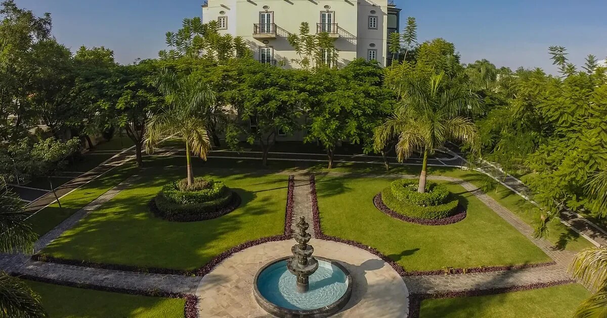 Jardines y fuente de The Lorian Club, hotel boutique en Cocoyoc